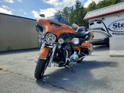 THIS AWESOME BIKE IS LOADED WITH SCREAMIMG EAGLE GEAR, COME CHECK IT OUT Key Features: Engine: Type:...