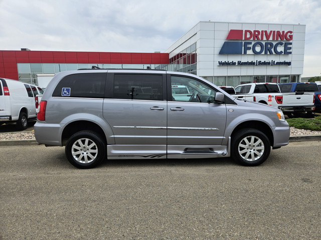 2013 Chrysler Town & Country Touring in Cars & Trucks in St. Albert - Image 4