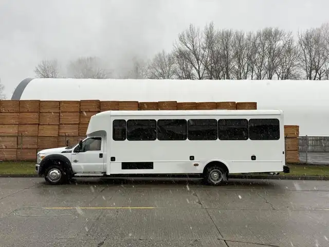 2011 ford F-550 31 Passenger Bus Powerstroke Diesel in Heavy Trucks in Richmond - Image 7