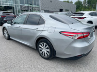 La Toyota Camry LE 2020 est une berline intermédiaire reconnue pour sa fiabilité, son confort et sa... (image 8)