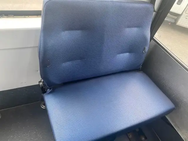 2017 chevrolet Express G4500 21 Passenger Bus With Wheelchair Ac in Heavy Trucks in Richmond - Image 29