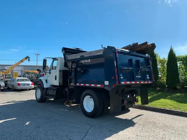 2007 international 7300 Dump Truck With Plow and Spreader Diesel in Heavy Trucks in Richmond - Image 7