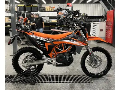 2023 KTM 690 ENDURO R moto impeccable avec seulement 850 km rack arriere inclus! Les photos peuvent...