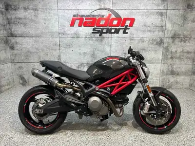 Ducati Monster 696 2011 en excellent état animée par un moteur L-Twin de 696 cm³. Moto légère et agi...