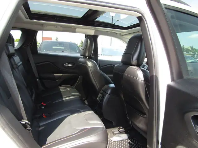 2019 Jeep Cherokee TRAILHAWK ELITE 4x4 B.S.A/NAV/CAM/PANOROOF/73 in Cars & Trucks in Calgary - Image 20