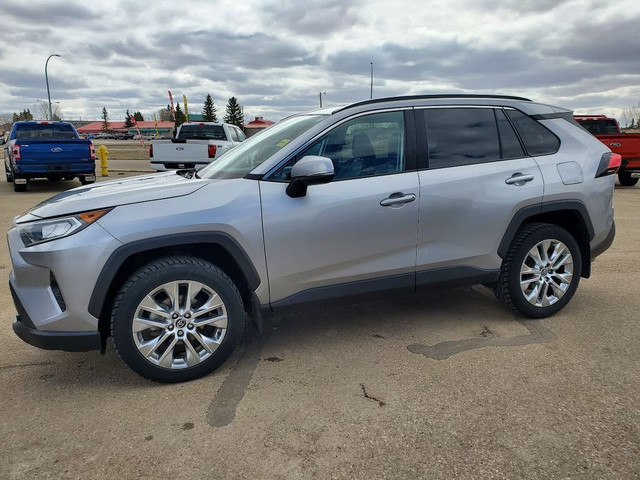  2019 Toyota RAV4 AWD XLE in Cars & Trucks in Strathcona County - Image 2