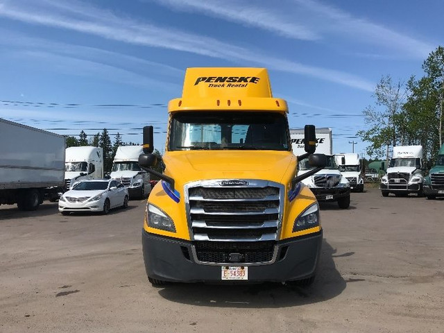 2019 Freightliner T12664ST in Heavy Trucks in Moncton - Image 2
