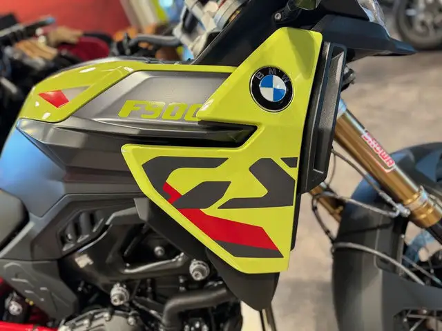 2025 BMW F 900 GS Sao Paulo Yellow dans Utilitaires et de promenade dans London - Image 4