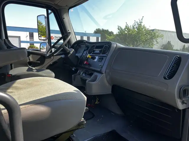 2004 Freightliner M2 106 CAT C7 Service Truck with Pumps in Heavy Trucks in Delta/Surrey/Langley - Image 14