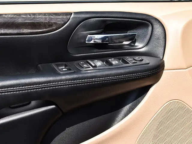 2016 Dodge Grand Caravan Crew ~Heated/Power Seats ~Cam ~Stow 'N  in Cars & Trucks in Barrie - Image 15