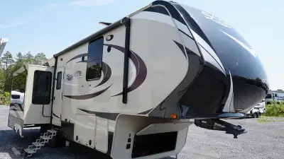 2017 Grand Design Solitude 300GK / 300GK-R If more room is what you desire, Solitude is the most spa...