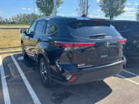 Sunroof, Power Liftgate, Blind Spot Detection, Synthetic Leather Seats, Heated Seats! Experience pre... (image 8)