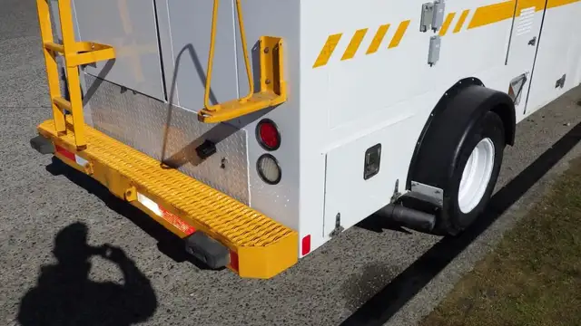 2015 ford Econoline E-450 Cube Van With Bucket in Heavy Trucks in Richmond - Image 14