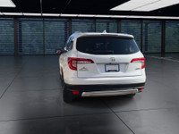 This well-equipped three-row SUV adds premium features like leather-trimmed seating, integrated navi... (image 6)