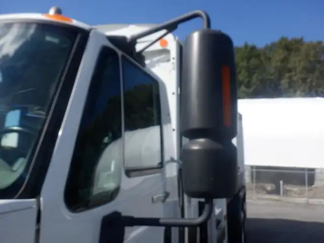 2008 international 7400 Garbage Truck Air Brakes Diesel in Heavy Trucks in Richmond - Image 12