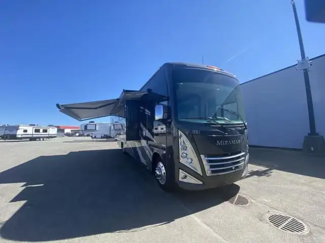 2023 Thor Motor Coach Miramar 35.2 in RVs & Motorhomes in Abbotsford - Image 2