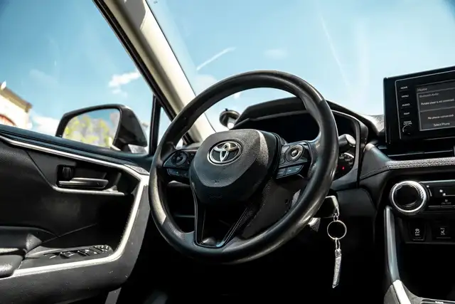 2020 Toyota RAV4 LE | CAM | HEATED SEATS | ONE OWNER in Cars & Trucks in City of Toronto - Image 13