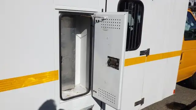 2015 ford Econoline E-450 Cube Van With Bucket in Heavy Trucks in Richmond - Image 24