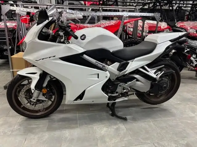 2015 HONDA VFR 800 FF VFR Metallic White in Street, Cruisers & Choppers in Winnipeg - Image 2