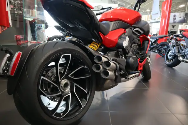 2025 Ducati Diavel V4 Ducati Red in Street, Cruisers & Choppers in Edmonton - Image 6