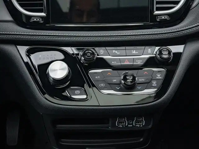 2025 Chrysler Pacifica Select in Cars & Trucks in Barrie - Image 29