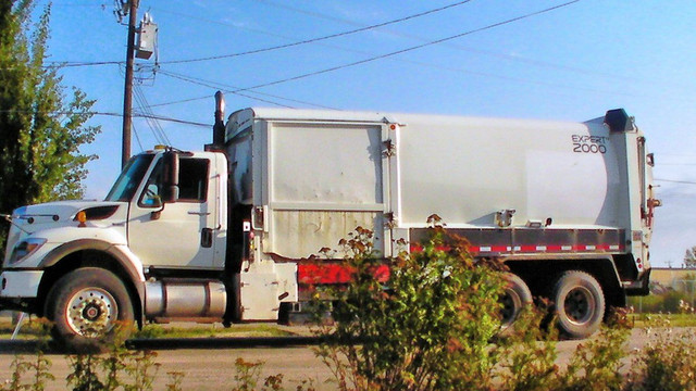 2012 International WORKSTAR 7400 Refuse Truck in Heavy Trucks in St. Albert - Image 2