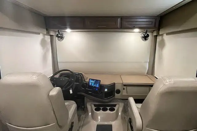 2022 Thor Miramar 35.2 – Pre-Owned Class A Motorhome.  in RVs & Motorhomes in Red Deer - Image 15