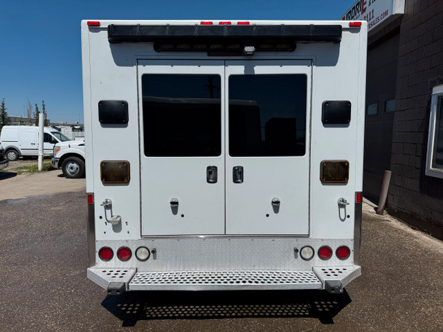 2017 Chevrolet Express Commercial Cutaway 3500 Ambulance in Cars & Trucks in Calgary - Image 4