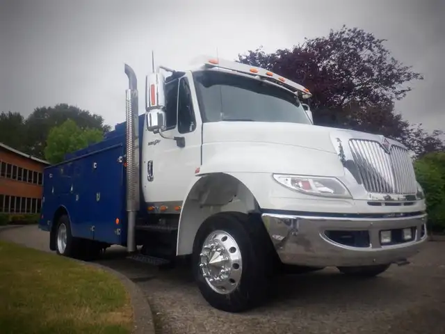 2012 international DuraStar 4300 Welding Service Truck with Air  in Heavy Trucks in Richmond - Image 3