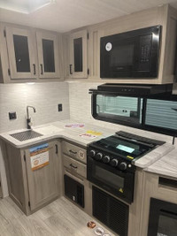 Della Terra DET251RD The perfect couples trailer! This half-ton towable travel trailer measures unde... (image 5)
