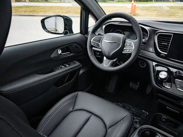 2025 Chrysler Pacifica Select in Cars & Trucks in Barrie - Image 24