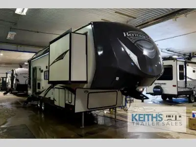 The Wildwood Heritage Glen 266RLBS fifth wheel by Forest River offers double slides and a rear livin...