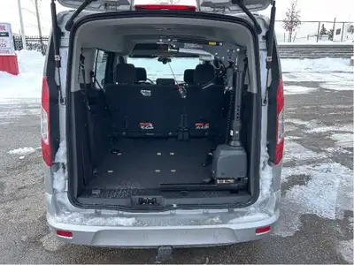 ACCIDENT FREE ! CARFAX VERIFIED ! XLT 5 PASSENGER WITH BRUNO SCOOTER/WHEELCHAIR POWER LIFT !! RARE W...