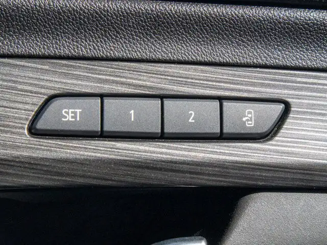 2024 GMC Terrain SLT - Lane Keeping Assist in Cars & Trucks in Belleville - Image 30
