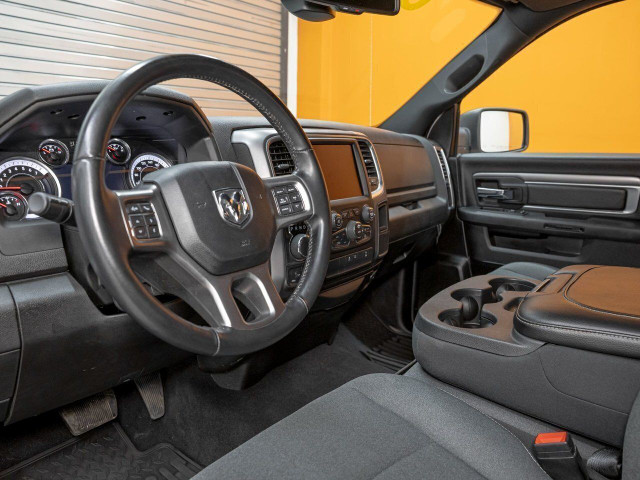 Ram 1500 Classic WARLOCK CREW 4X4 V8 *CARPLAY* BEDLINER *BAS KM* in Cars & Trucks in Laurentides - Image 2