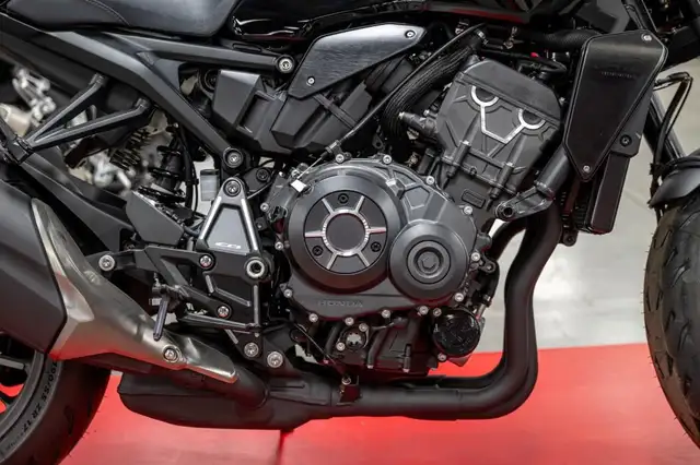 2024 HONDA CB1000R ABS in Sport Bikes in Longueuil / South Shore - Image 5