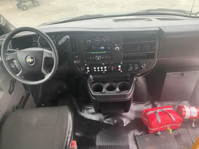 2017 chevrolet Express G4500 21 Passenger Bus With Wheelchair Ac in Heavy Trucks in Richmond - Image 24