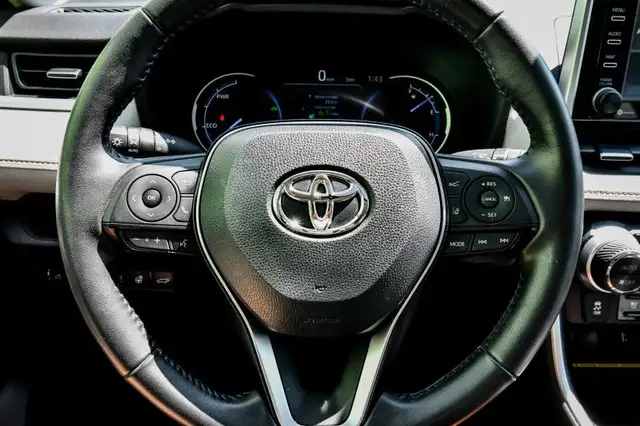 2019 Toyota RAV4 Hybrid Limited • SUNROOF • COOLED LEATHER • CP/ in Cars & Trucks in Cornwall - Image 18