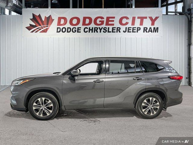 2022 Toyota Highlander XLE in Cars & Trucks in Saskatoon - Image 2