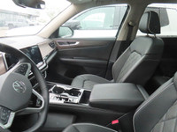 The 2024 Volkswagen Atlas Execline 2.0 TSI 4MOTION offers a harmonious blend of refined design, adva... (image 8)