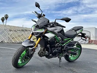 APPLY NOW: https://www.ridecollective.ca/get-pre-approved The 2025 KAWASAKI Z900 SE ABS is a high-pe...