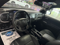 Le Toyota Tacoma TRD Sport 2022 avec groupe Premium est l’un des camions intermédiaires les plus rec... (image 8)