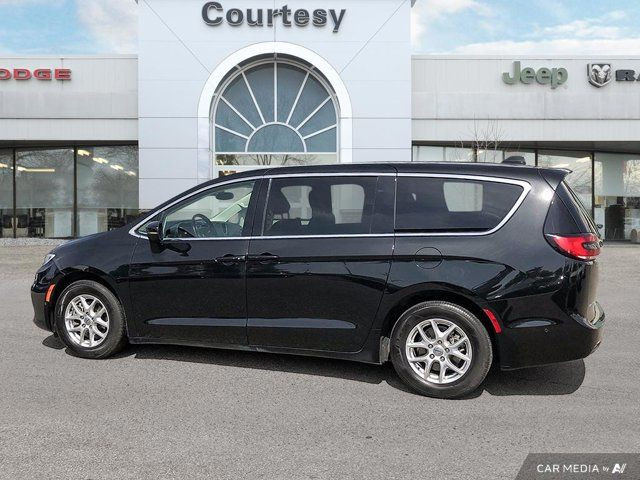 2023 Chrysler Pacifica Touring L | Leather in Cars & Trucks in Calgary - Image 2