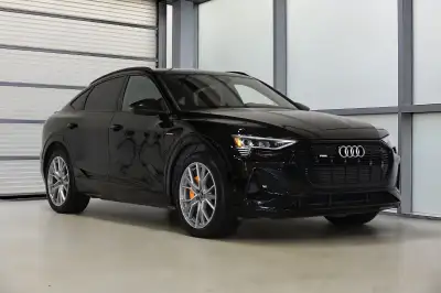 Traction intégrale Audi quattro / Sieges en cuir Valcona avec fonction de massage / Black optics /Ap...