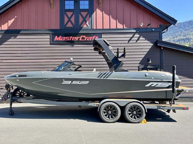 2022 MB Sports B52 23 Classic in Powerboats & Motorboats in Chilliwack