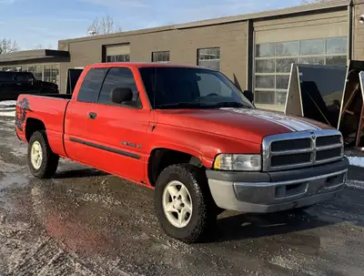 2001 Dodge RAM 1500, 2WD, 5.2L V8, Automatic transmission. 215967kms. Cloth interior. Has A/C (unkno...