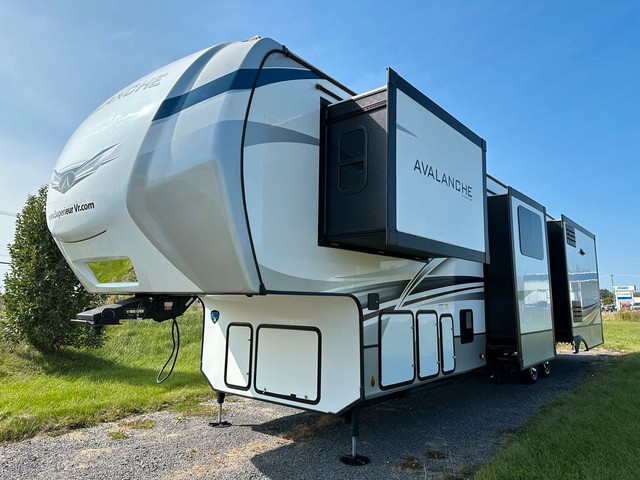  2023 Keystone RV Avalanche 372MB fifth wheels 2023 Keystone Ava in Travel Trailers & Campers in Lanaudière - Image 3