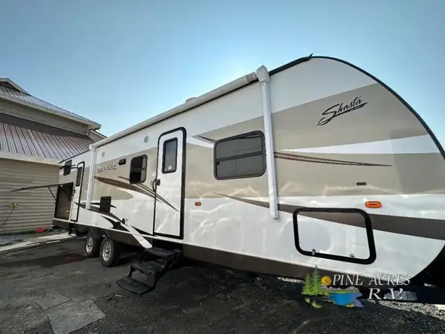 2015 Shasta RVs Revere 32DS in Travel Trailers & Campers in Truro - Image 2