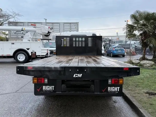 2018 isuzu NPR 16 Foot Flat Deck in Heavy Trucks in Richmond - Image 9
