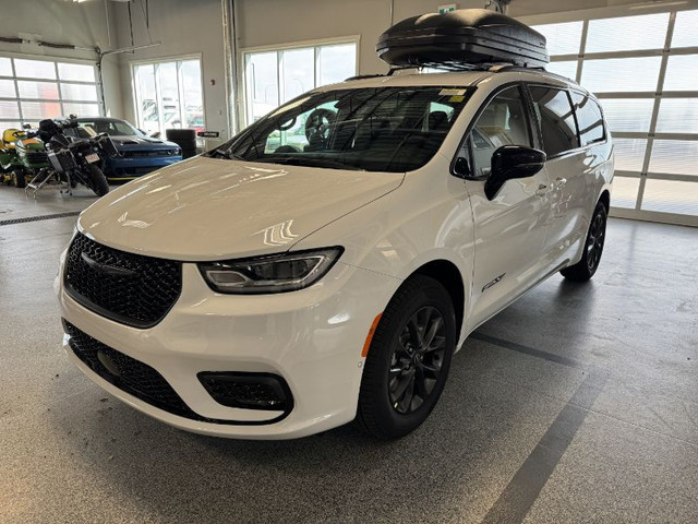 2025 CHRYSLER Pacifica Select in Cars & Trucks in Medicine Hat - Image 4